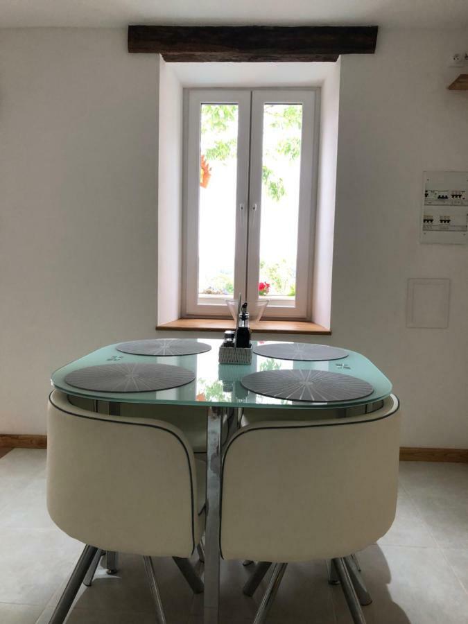 The Walnut Tree Gite Le Dorat Екстер'єр фото